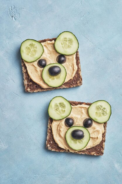 Brindisi divertente dell'orso con toast al cetriolo e hummus