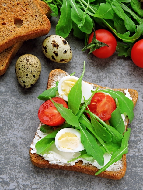 brindisi fitness con rucola, crema di formaggio, pomodorini e uova di quaglia