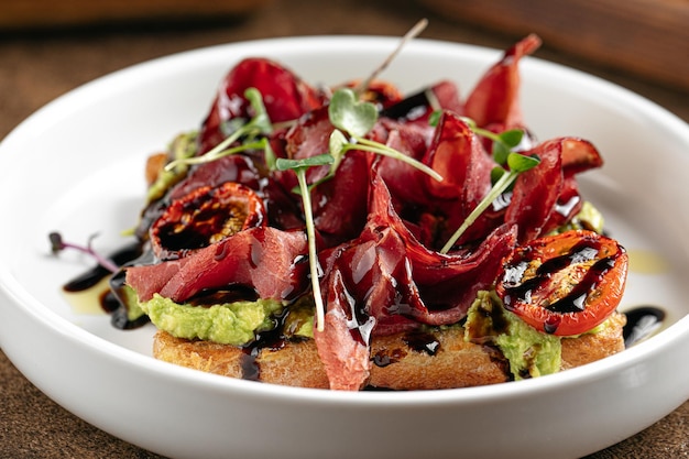 Brindisi per la colazione con avocado e bresaola