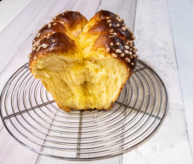 Brioche al burro e zucchero dorato e croccante appena sfornato