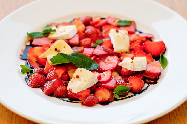 Brioche alla fragola Carpaccio Dessert di frutta fresca estiva con fragole e formaggio Vista ravvicinata