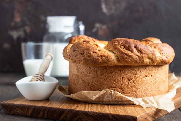 Brioche appena sfornata con ripieno di ricotta e uvetta.