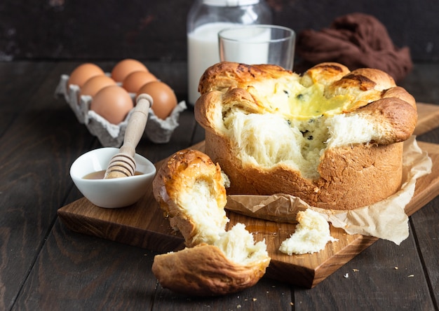 Brioche appena sfornata con ripieno di ricotta e uvetta.