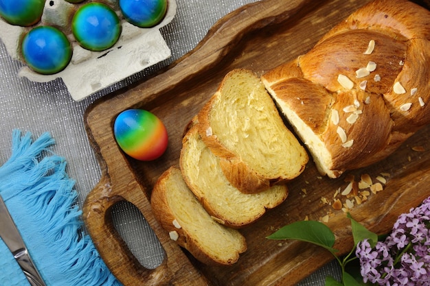 Brioche dolci di Pasqua e uova colorate