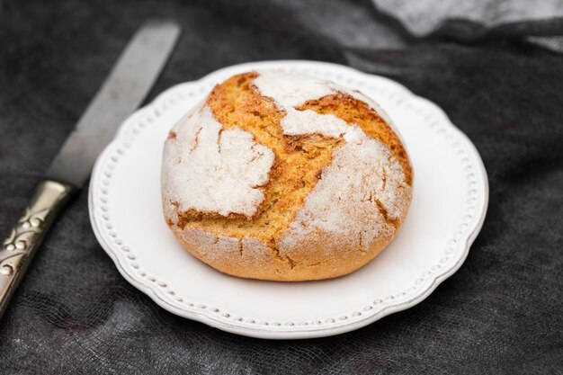 Broa portoghese di pane di mais fresco su un piatto piccolo