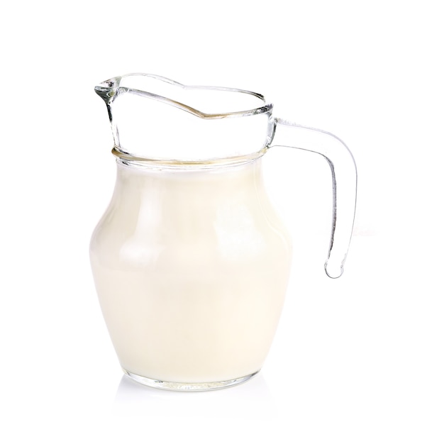 Brocca brocca di vetro di latte fresco isolato su bianco