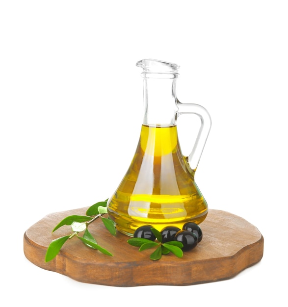 Brocca con olio d'oliva e tavola di legno su sfondo bianco