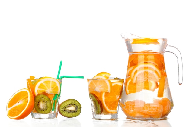 Brocca di collage con una bevanda rinfrescante con fette di limone di arancia e kiwi su sfondo bianco