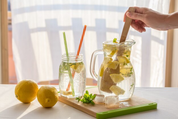 Brocca di limonata fresca fatta in casa, preparazione di limonata