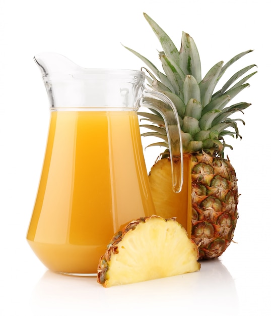 Brocca di succo di ananas con frutti isolati