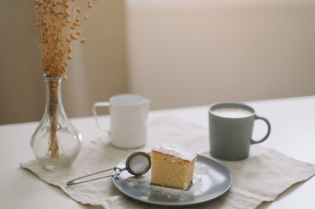 Brocca di torta fresca e tazza di caffè