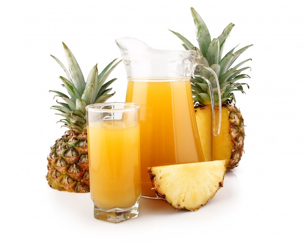 Brocca e bicchiere di succo d&#39;ananas con frutti isolati