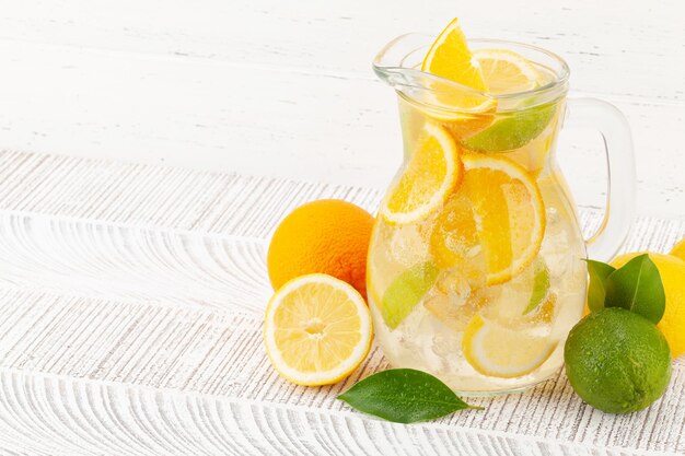 Brocca in vetro per limonata fresca