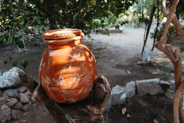 Brocca per acqua in argilla Brocca in argilla isolata a mano Brocca tradizionale Vecchia pentola in ceramica