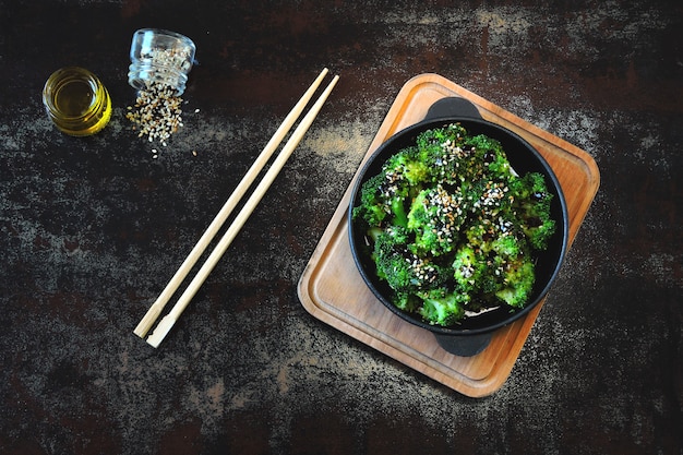 Broccoli al forno in una padella di ghisa.