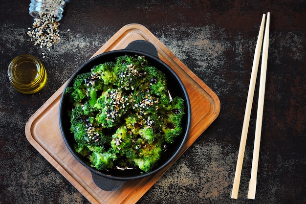 Broccoli al forno in una padella di ghisa.