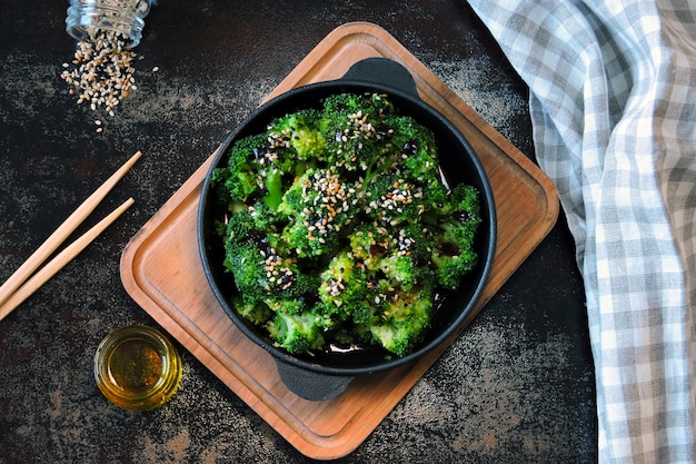 Broccoli al forno in una padella di ghisa.