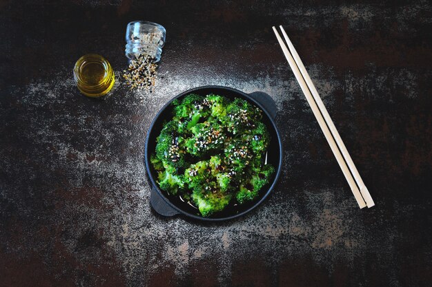 Broccoli al forno in una padella di ghisa.