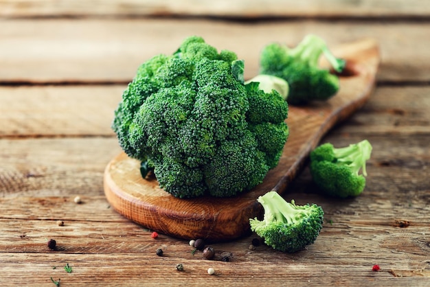 Broccoli biologici freschi sulla tavola di legno da vicino con copyspace