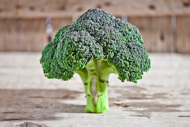 Broccoli biologici verdi freschi.