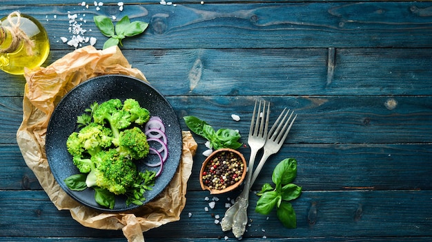 Broccoli bolliti con spezie su un piatto di pietra. Vista dall'alto. Spazio di copia gratuito.