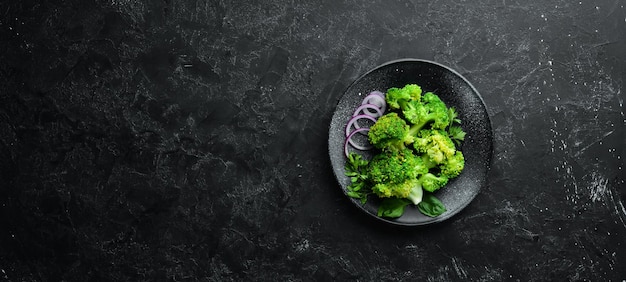 Broccoli bolliti con spezie su un piatto di pietra Vista dall'alto Spazio libero per la copia