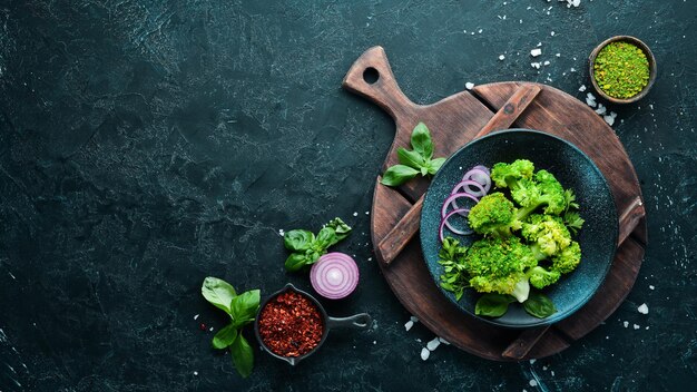 Broccoli bolliti con spezie su un piatto di pietra Vista dall'alto Spazio libero per la copia