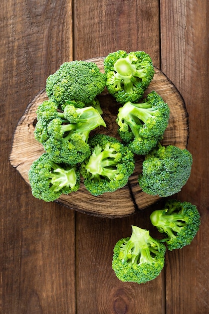 Broccoli Broccoli freschi su sfondo di legno