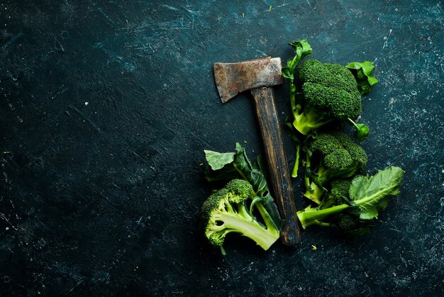 Broccoli Broccoli verdi freschi su un tavolo di pietra nera Vista dall'alto Spazio libero per la copia