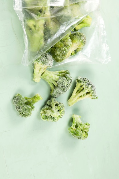 Broccoli congelati in sacchetto trasparente su una luce