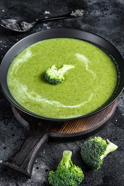 Broccoli crema fresca e zuppa di piselli nel piatto