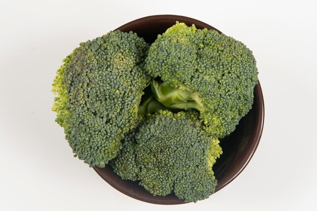 Broccoli crudi freschi in pentola isolati