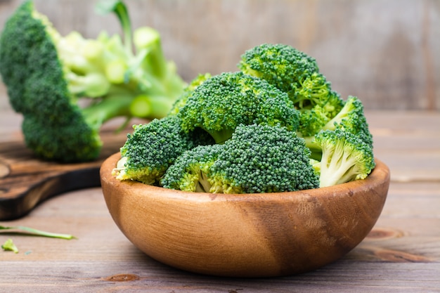 Broccoli crudi freschi pronti da mangiare