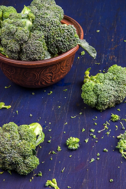 Broccoli crudi freschi su una tavola di legno, vista superiore, spazio della copia