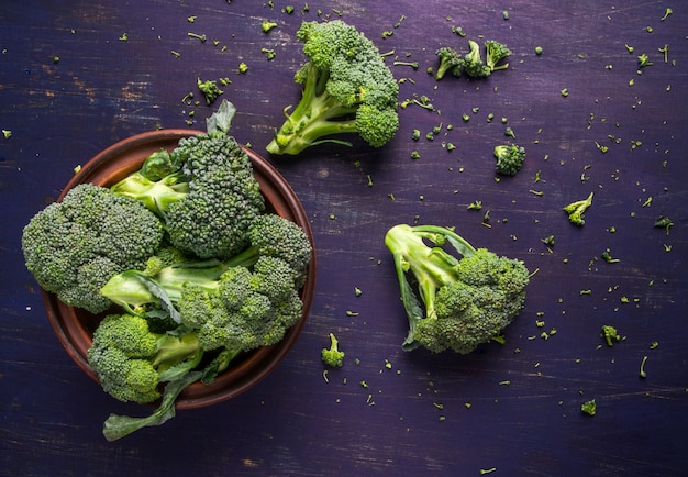 Broccoli crudi freschi su una tavola di legno, vista superiore, spazio della copia