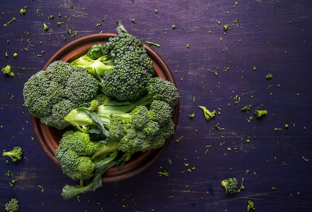 Broccoli crudi freschi su una tavola di legno, vista superiore, spazio della copia