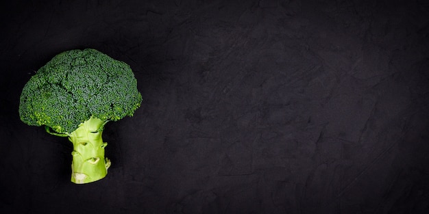 Broccoli crudi organici verdi sani dei broccoli sulla tavola nera