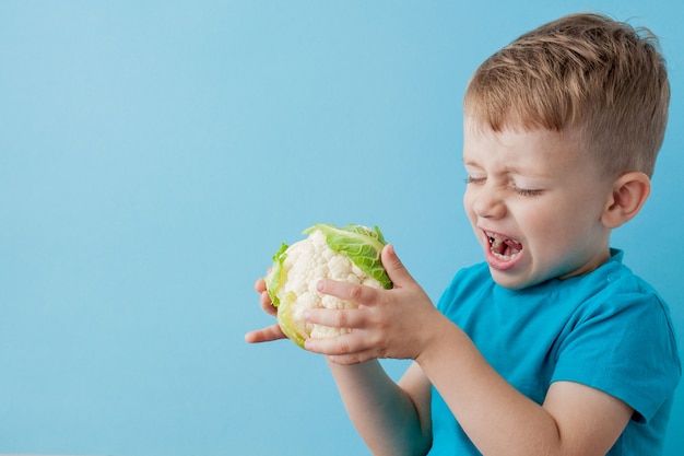 Broccoli della tenuta di Little Boy in sue mani, dieta ed esercizio fisico per il concetto di buona salute
