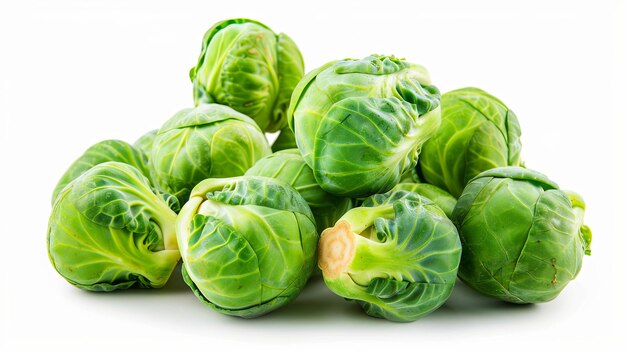 Broccoli di Bruxelles verdi freschi isolati su sfondo bianco