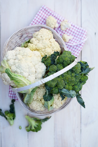 Broccoli e cavolfiore freschi sul tavolo