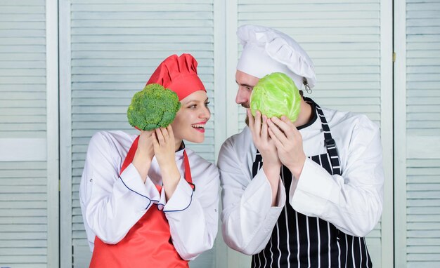 Broccoli e cavolo Lo chef prepara il pasto chef uomo e donna nel ristorante cuoco vegetariano Cucina di famiglia in cucina coppia felice innamorata del cibo sano Dieta e cucina culinaria vitaminica