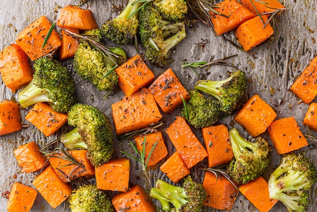 Broccoli e zucca al forno. concetto di cibo sano e delizioso.