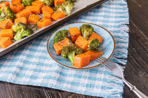 Broccoli e zucca al forno. concetto di cibo sano e delizioso.