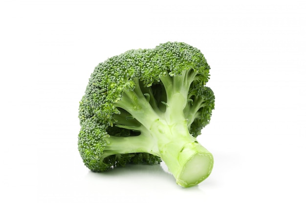 Broccoli ecologici freschi su bianco