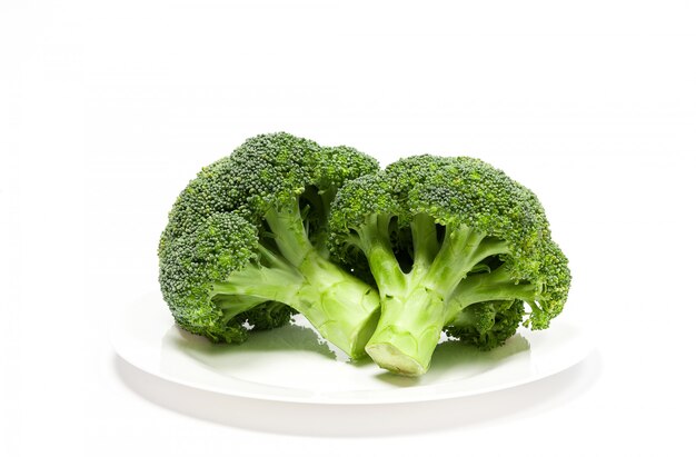 Broccoli ecologici freschi sul piatto bianco