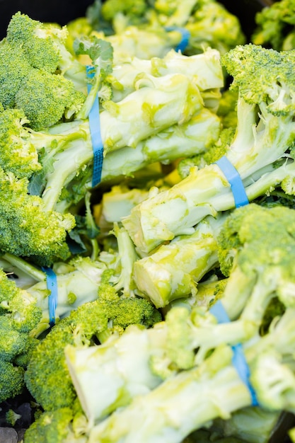 Broccoli freschi al mercato dell'agricoltore locale.