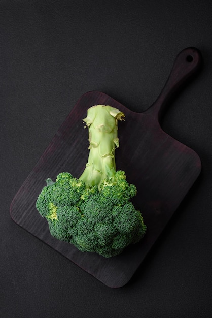 Broccoli freschi crudi su un tavolo da cucina domestico nero