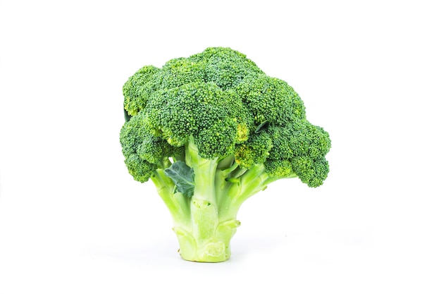 Broccoli freschi deliziosi, isolati su bianco