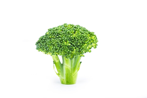 Broccoli freschi deliziosi, isolati su bianco