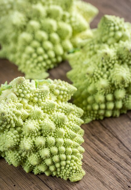 Broccoli freschi di romanesco sul bordo di legno